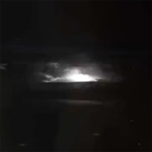 Gigantische onweerswolk barst los naast vliegtuig