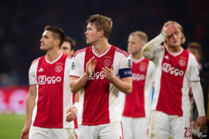 Familie brengt groet aan Ajax-spelers (video)