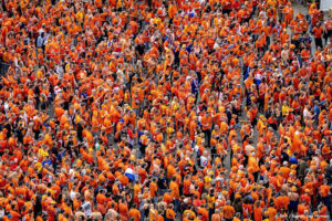 Oranjelegioen in fanzone Hamburg even stil bij Pools doelpunt