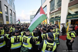 Politie arresteert demonstranten bij Malmö Arena