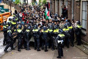 Politie drijft demonstranten overzijde OZ Achterburgwal weg