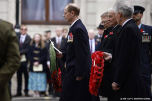 Prins Edward legt krans ter nagedachtenis aan oorlogsslachtoffers