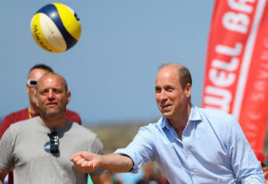 Prins William speelt potje volleybal in Cornwall
