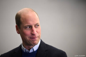 Prins William weer op pad om straatkranten te verkopen