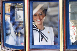 Prinses Catherine lacht en zwaait tijdens militaire parade