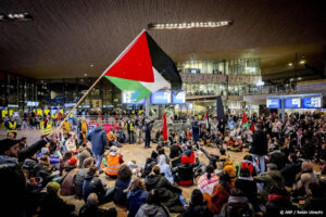 Pro-Palestijns protest Erasmus verplaatst naar Rotterdam Centraal