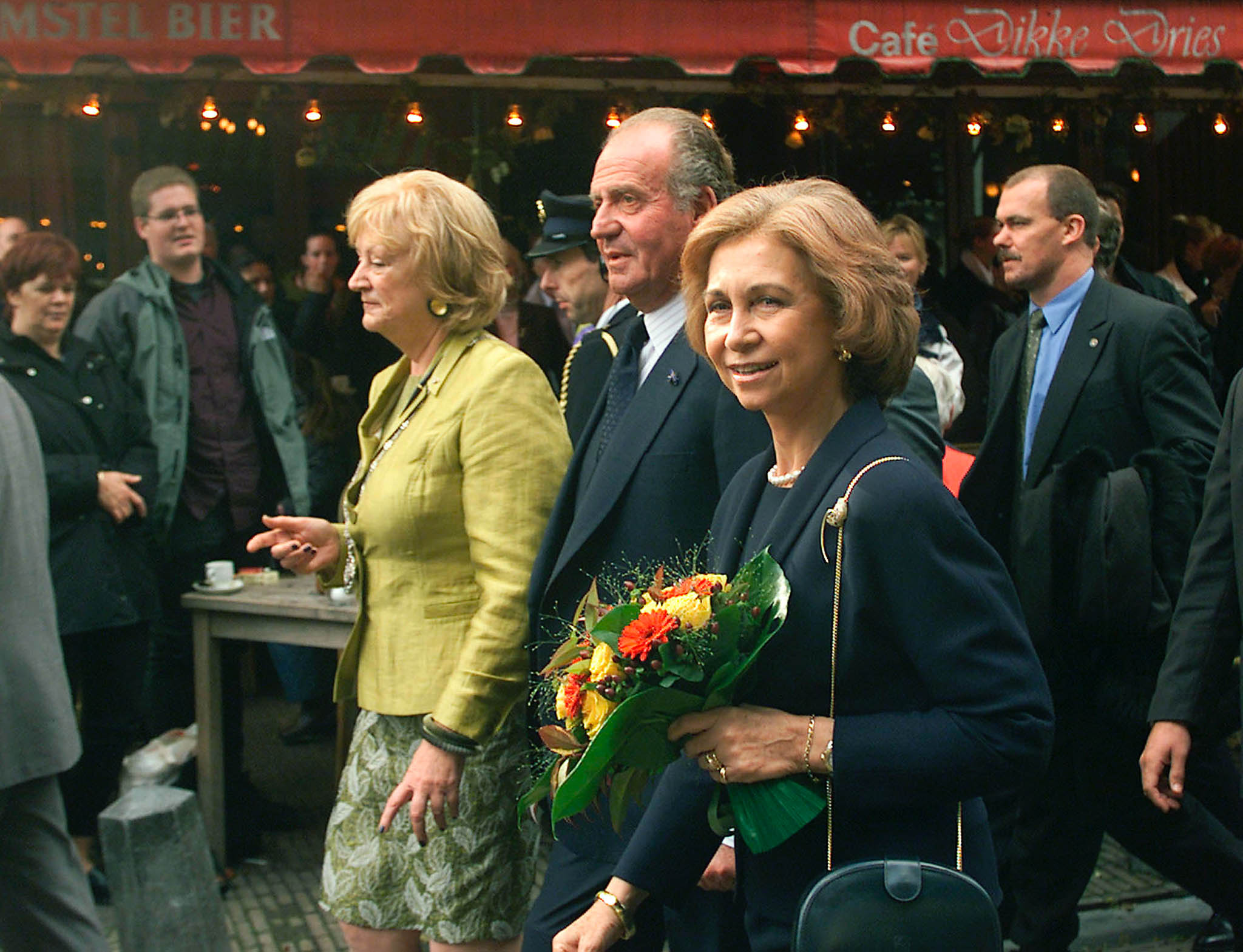 Juan Carlos en zijn vrouw maakten een wandeling door de Utrechtse binnenstad. De Spaanse koning ontving in 2001 een eredoctoraat. Ze werden begeleid door de toenmalige burgemeester Annie Brouwer.