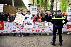 Republikeinen demonstreren in Emmen langs koninklijke route
