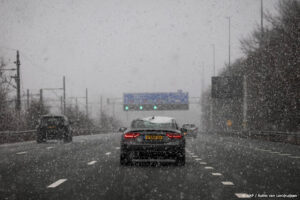 Rijkswaterstaat waarschuwt: maandagochtend druk en glad op wegen