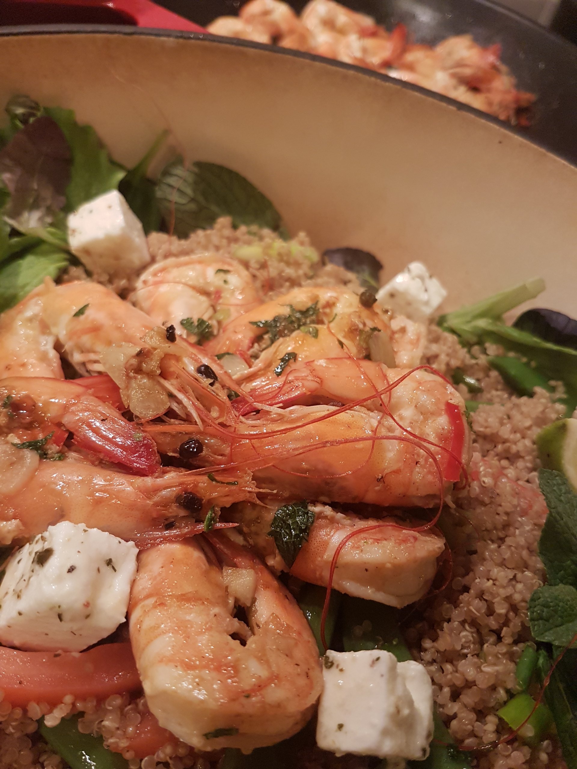 RECEPT: Quinoa-salade met gamba&#8217;s en sugarsnaps