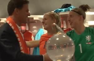 Wat doet Rutte in de kleedkamer van de voetbalvrouwen?