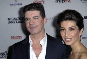 Simon Cowell herstelt thuis na val van trap