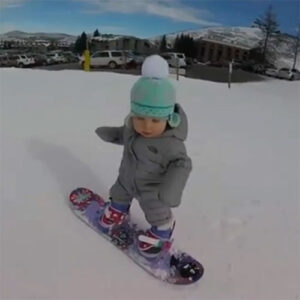 Eénjarig jongetje is snowboardtalent