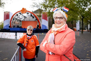 Steeds meer Oranjefans verzamelen zich in Emmen