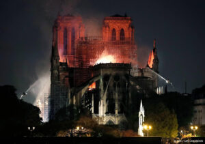 Sterren treuren om brand Notre-Dame