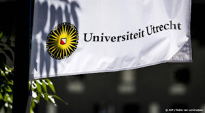Tientallen demonstranten bij universiteitsbieb in centrum Utrecht