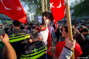 Turkse Nederlanders vieren toeterend de Turkse verkiezingsuitslag