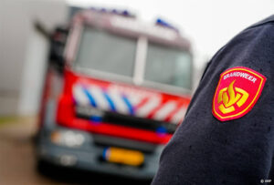 Twee mensen uit een brandende woning gered in het Friese Warns