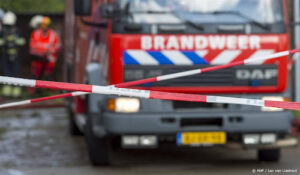 Twee mensen uit een brandende woning gered in het Friese Warns