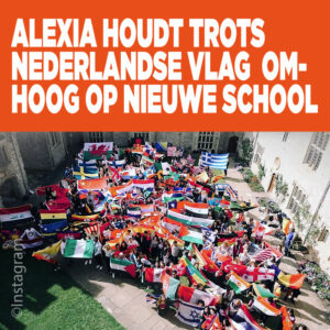 Alexia houdt trots Nederlandse vlag omhoog op nieuwe school