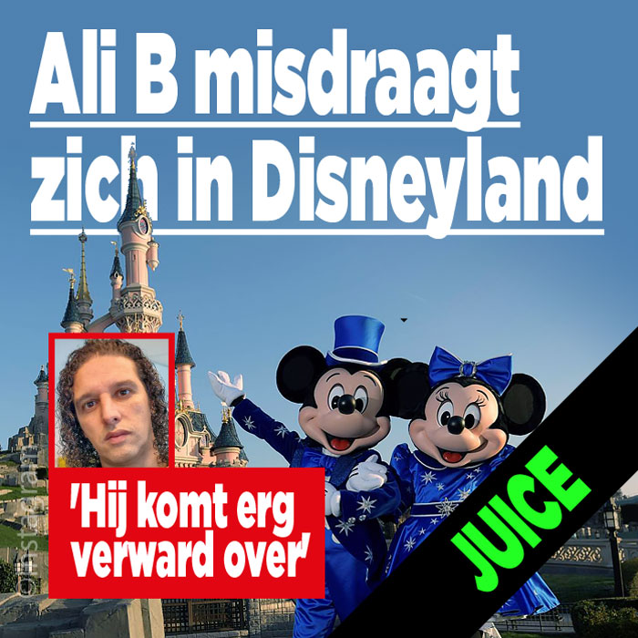 Ali B loopt verward rond in Euro Disney