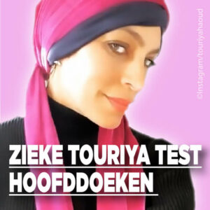 Zieke Touriya probeert hoofddoeken uit