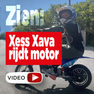 ZIEN: Xess Xava rijdt motor
