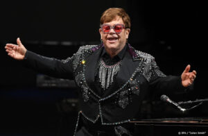 Webcamoptredens tijdens coronabenefiet Elton John