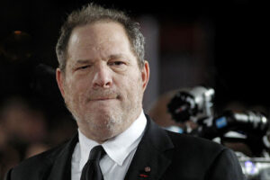 Schunnige filmgod Weinstein op zijn knieën om hulp in Hollywood