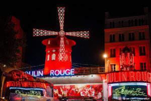 Wieken van Parijse theater Moulin Rouge afgevallen