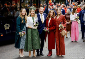 Willem-Alexander, Máxima en prinsessen aangekomen in Emmen