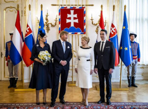 Willem-Alexander en Máxima officieel welkom geheten in Slowakije