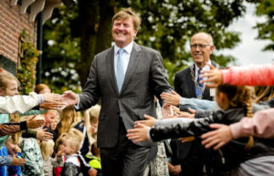 COLLECTE ORANJE FONDS: Willem-Alexander onthaald in Oudkarspel