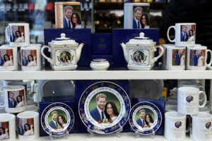 Winkels vol Harry en Meghan memorabilia