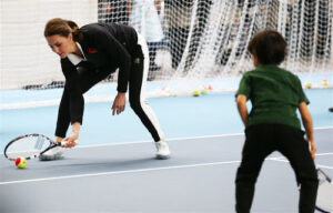 Zwangere Kate speelt tennis met kinderen