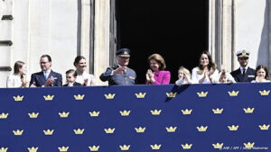 Zweedse koninklijke familie op balkon voor verjaardag koning