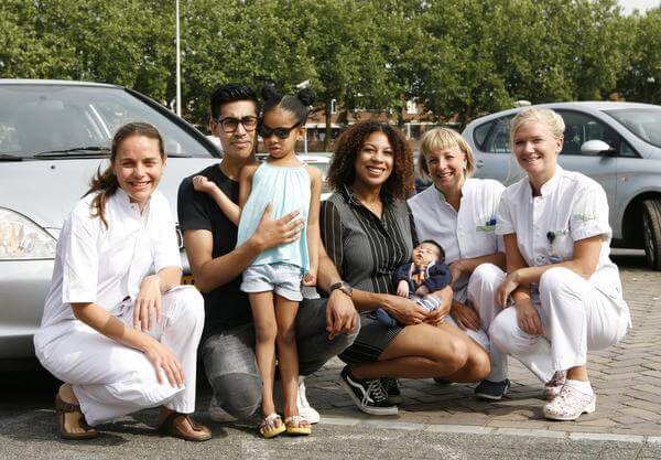 BABYGELUK: Vrouw bevalt op parkeerplaats ziekenhuis Den Haag