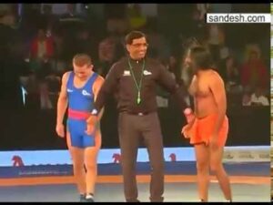 Kijken! Indiase worstelaar verslaat tegenstander (Humor)