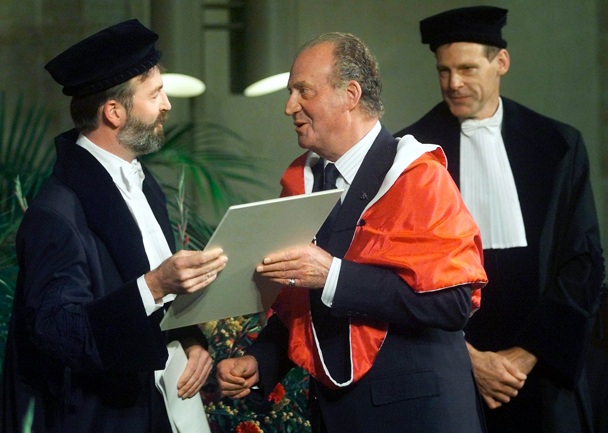 Koning Juan Carlos ontvangt een eredoctoraat van de Universiteit van Utrecht uit handen van prof. Kummeling.