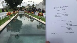 Chester Bennington zong op de begrafenis van zijn vriend Chris (luisteren)