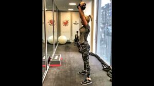 Strakke spierbundel Dionne Stax in de sportschool (video&#8217;s)