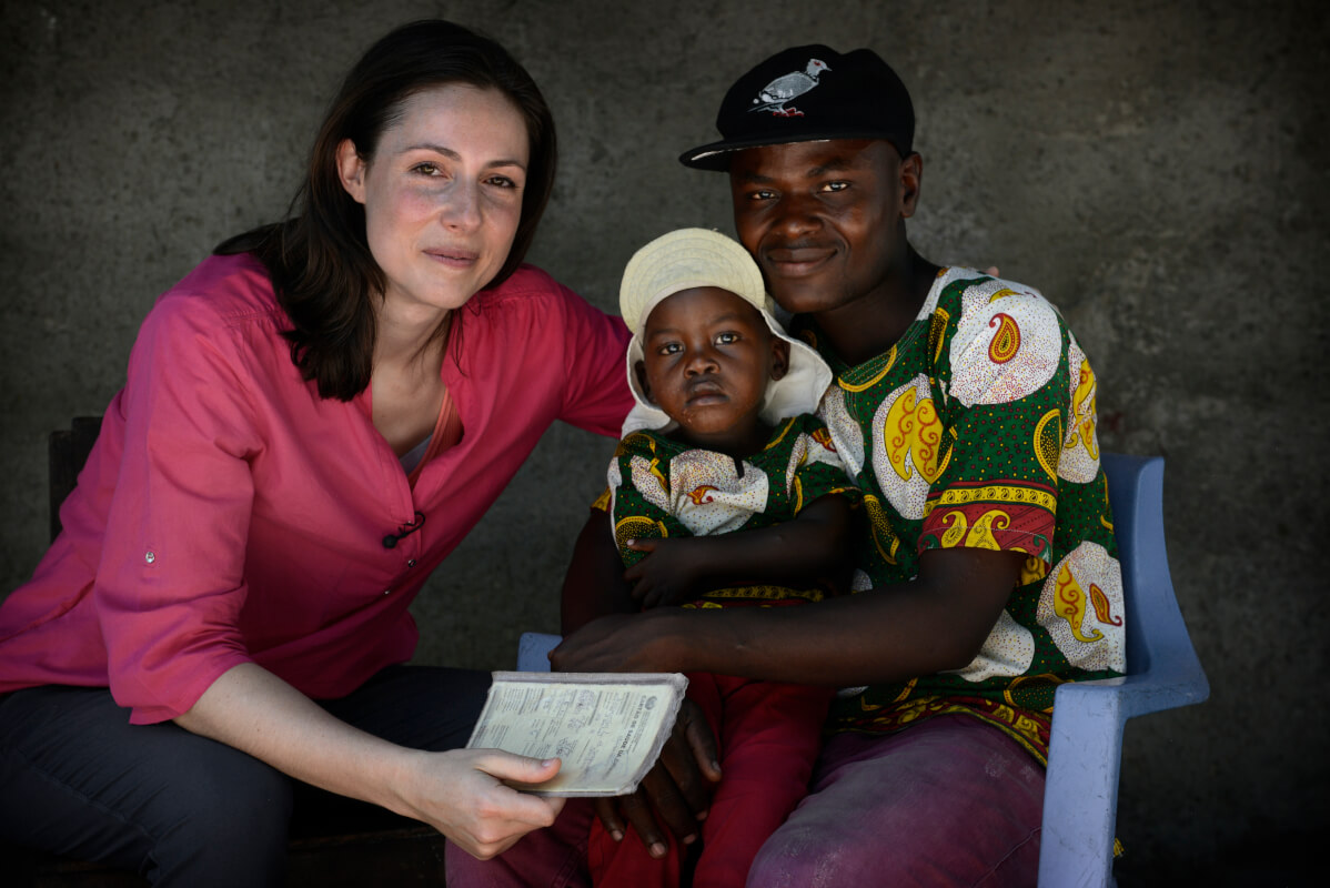 Prinses Viktória tijdens Save the Children-werkbezoek diep geraakt|De prinses wil alles weten over deze peuter