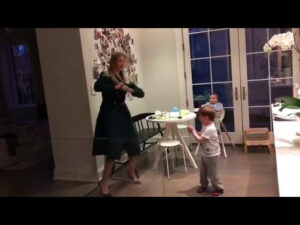 VIDEO: Ivanka Trump danst met haar zoontje in de keuken. Zo leuk!